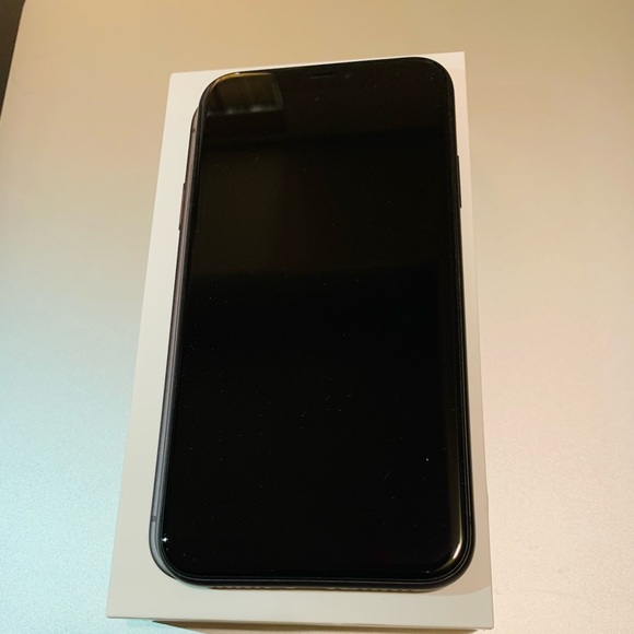 iPhone 11 (64 GB)-like new, with brand new case and wireless earbuds - Picture 2 of 5